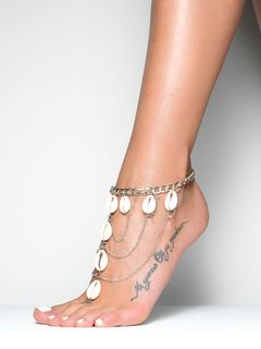 Athina Oikonomakou feet photo thumbnail