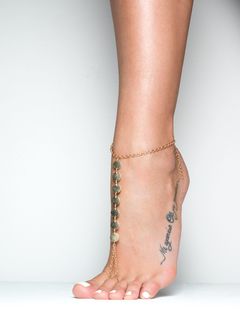 Athina Oikonomakou feet photo thumbnail