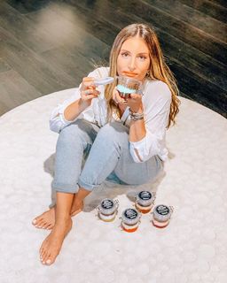 Athina Oikonomakou feet photo thumbnail