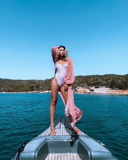 Athina Oikonomakou feet photo thumbnail