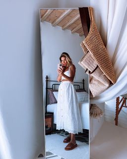 Athina Oikonomakou feet photo thumbnail