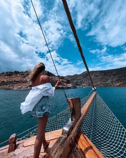 Athina Oikonomakou feet photo thumbnail
