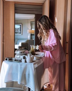 Athina Oikonomakou feet photo thumbnail