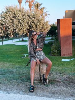 Athina Oikonomakou feet photo thumbnail