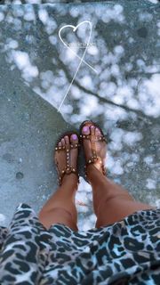 Athina Oikonomakou feet photo thumbnail