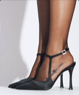 Athina Oikonomakou feet photo thumbnail