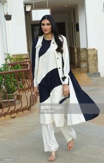 Athiya Shetty feet photo 6