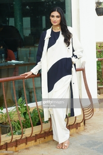 Athiya Shetty feet photo 3