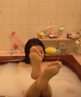 Atsuko Maeda feet photo 9
