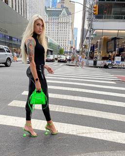 Aubrey Kate feet photo thumbnail