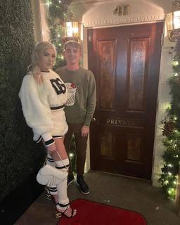 Aubrey Kate feet photo thumbnail