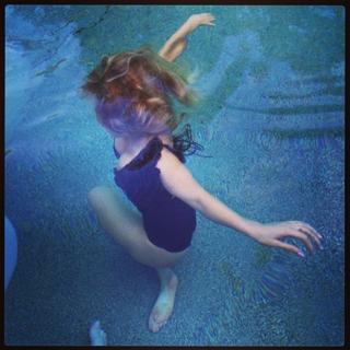 Aubrey O'Day feet photo thumbnail