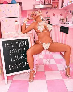 Aubrey O'Day feet photo thumbnail