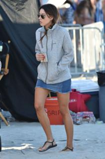 Aubrey Plaza feet photo thumbnail