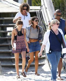 Aubrey Plaza feet photo thumbnail