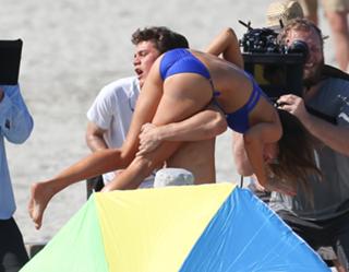 Aubrey Plaza feet photo thumbnail