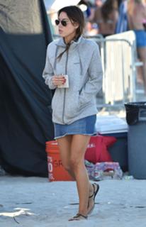 Aubrey Plaza feet photo thumbnail