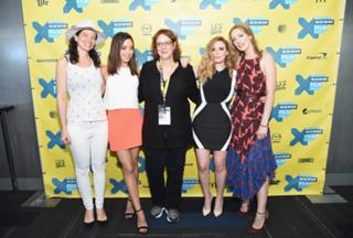 Aubrey Plaza feet photo thumbnail