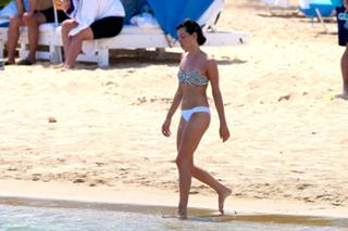 Aubrey Plaza feet photo thumbnail