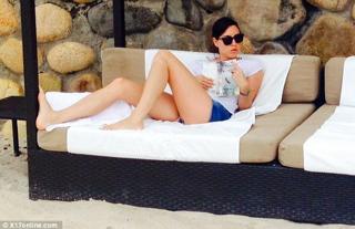 Aubrey Plaza feet photo thumbnail