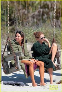 Aubrey Plaza feet photo thumbnail