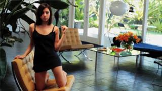 Aubrey Plaza feet photo thumbnail