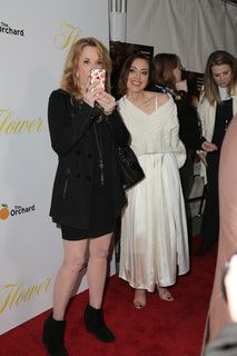 Aubrey Plaza feet photo thumbnail