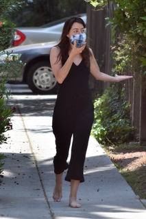 Aubrey Plaza feet photo thumbnail