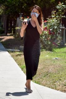 Aubrey Plaza feet photo thumbnail