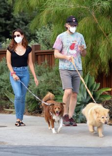 Aubrey Plaza feet photo thumbnail