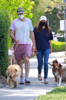Aubrey Plaza feet photo thumbnail