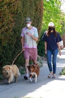Aubrey Plaza feet photo thumbnail