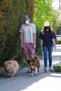 Aubrey Plaza feet photo thumbnail
