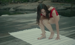 Aubrey Plaza feet photo thumbnail