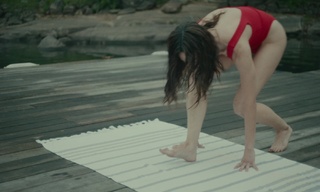 Aubrey Plaza feet photo thumbnail