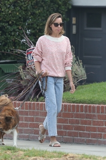 Aubrey Plaza feet photo thumbnail