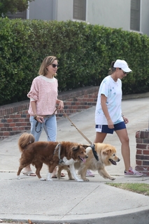 Aubrey Plaza feet photo thumbnail