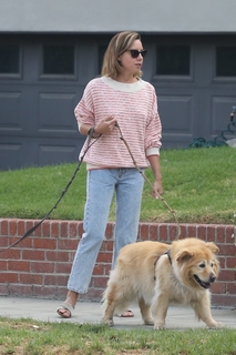 Aubrey Plaza feet photo thumbnail