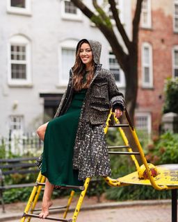 Aubrey Plaza feet photo thumbnail