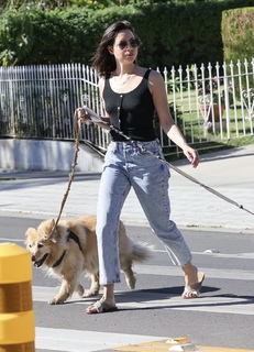 Aubrey Plaza feet photo thumbnail