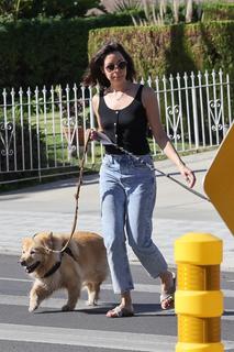 Aubrey Plaza feet photo thumbnail