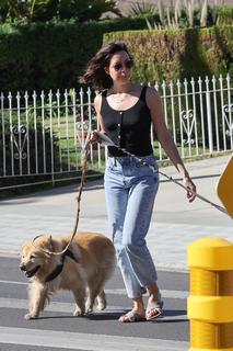 Aubrey Plaza feet photo thumbnail