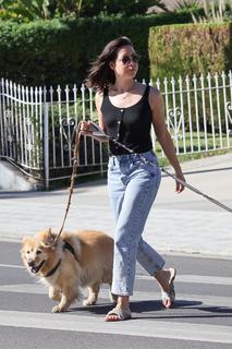 Aubrey Plaza feet photo thumbnail