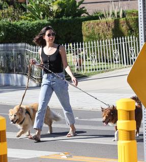 Aubrey Plaza feet photo thumbnail