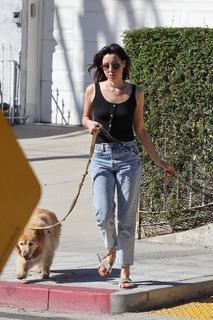 Aubrey Plaza feet photo thumbnail
