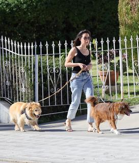Aubrey Plaza feet photo thumbnail