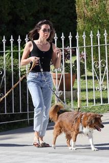 Aubrey Plaza feet photo thumbnail
