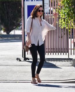 Aubrey Plaza feet photo thumbnail