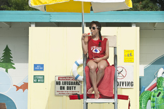 Aubrey Plaza feet photo thumbnail