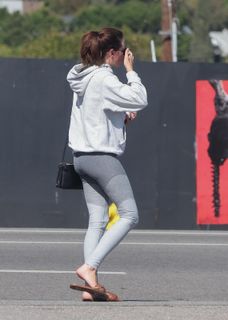 Aubrey Plaza feet photo thumbnail